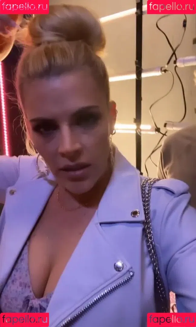Busy Phillips Onlyfans Photo Gallery 