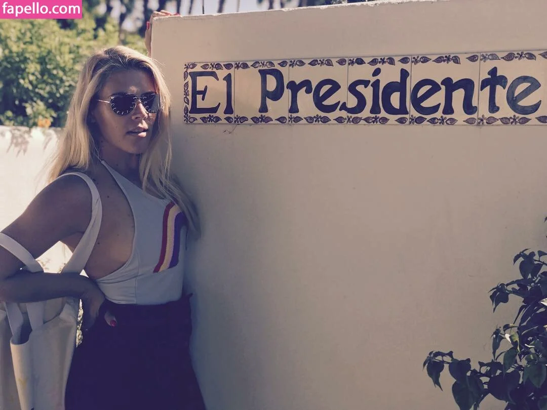 Busy Phillips Onlyfans Photo Gallery 