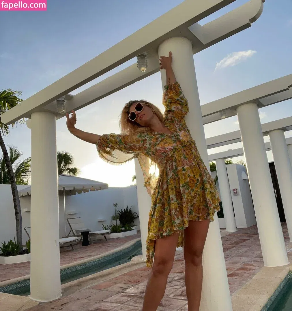 Busy Phillips Onlyfans Photo Gallery 