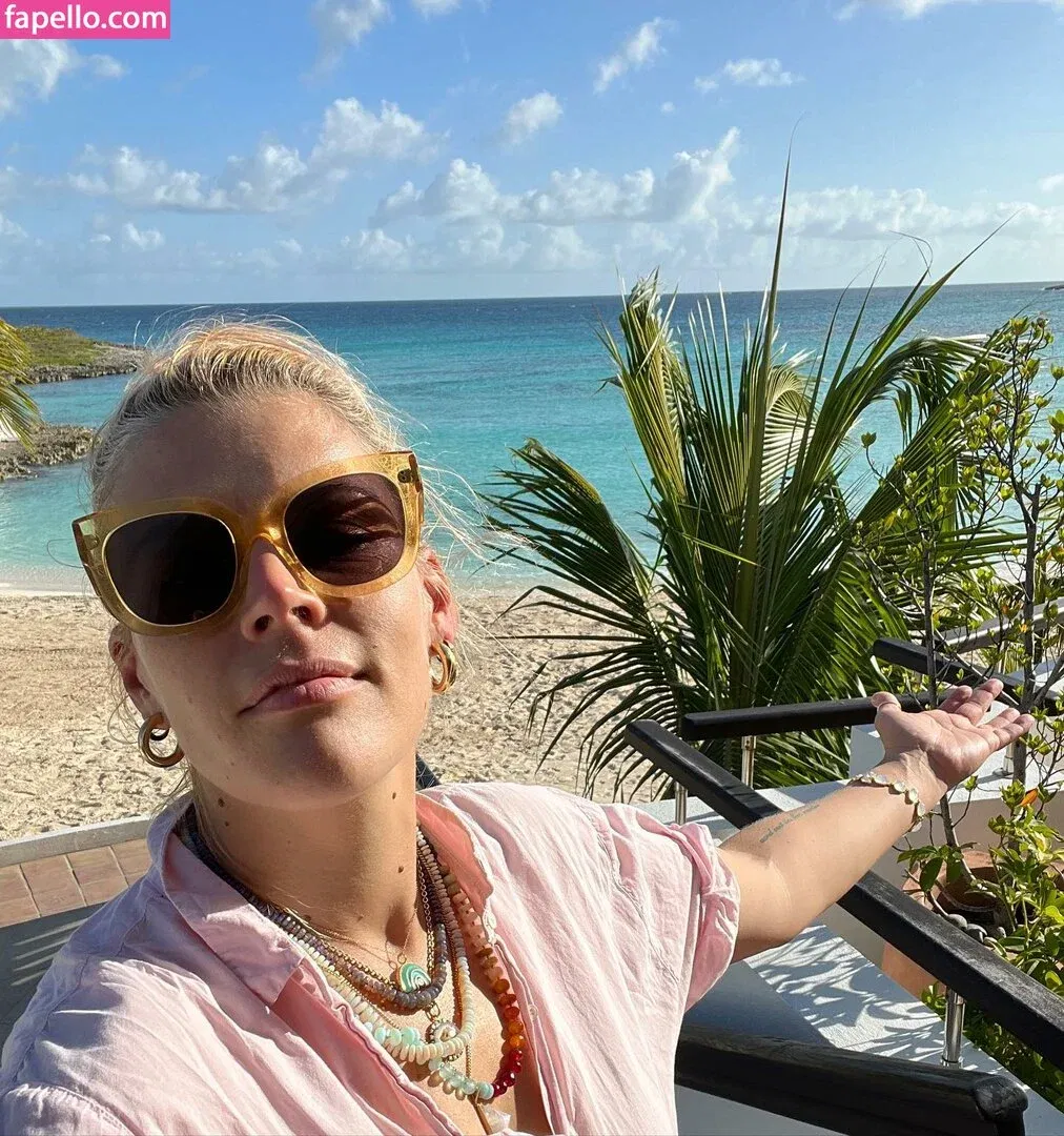 Busy Phillips Onlyfans Photo Gallery 