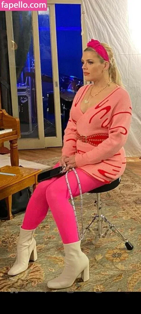 Busy Phillips Onlyfans Photo Gallery 