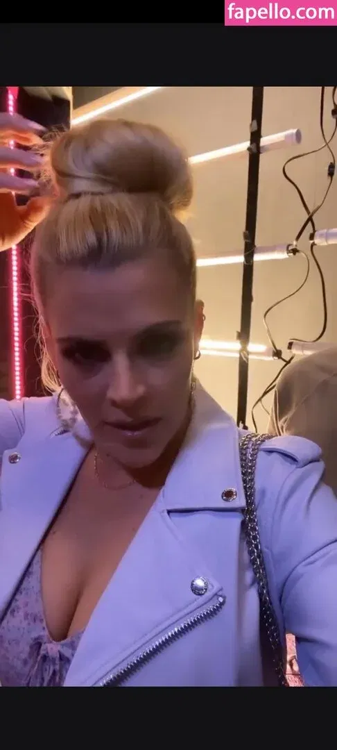 Busy Phillips Onlyfans Photo Gallery 