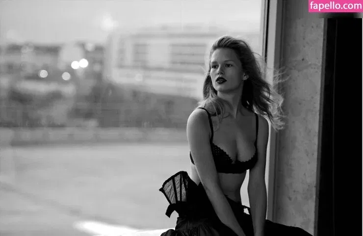 Anna Ewers Onlyfans Photo Gallery 