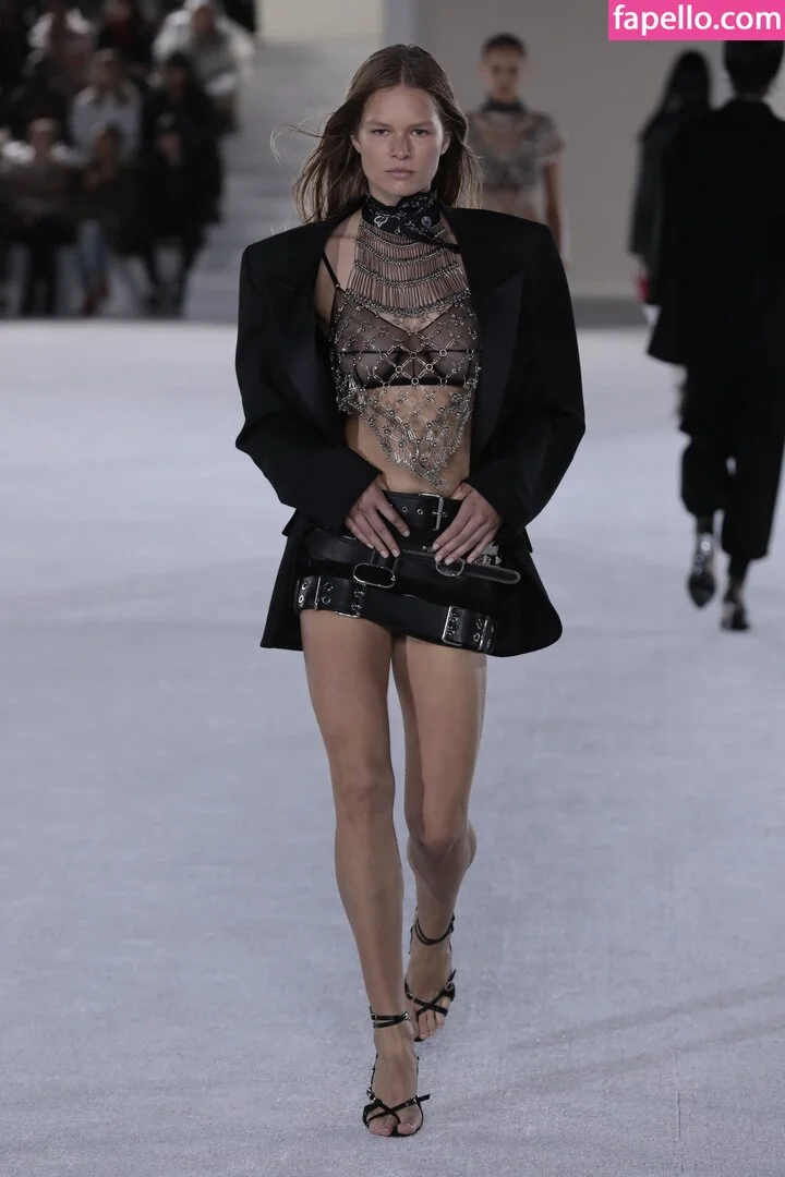 Anna Ewers Onlyfans Photo Gallery 