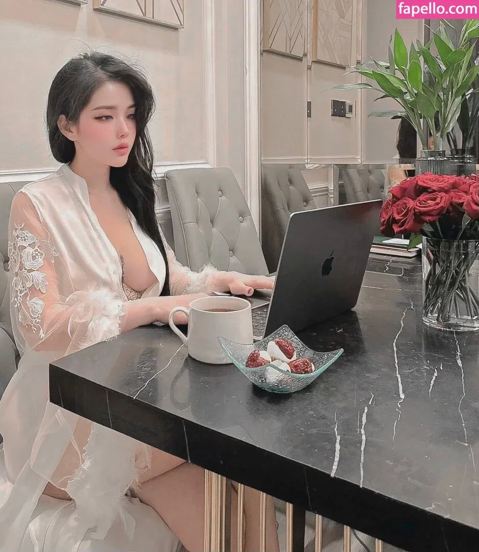 Hoàng Nhân Linh Chi Onlyfans Photo Gallery 