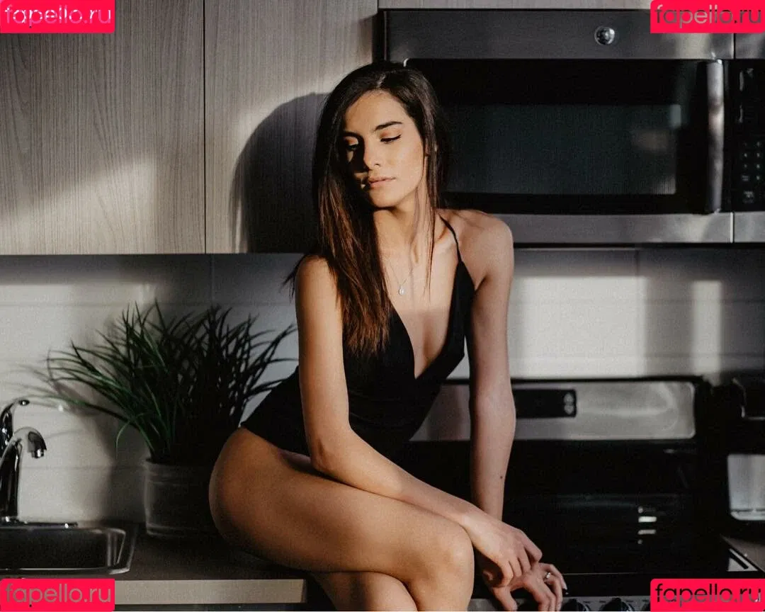 Pegah Ghafoori Onlyfans Photo Gallery 