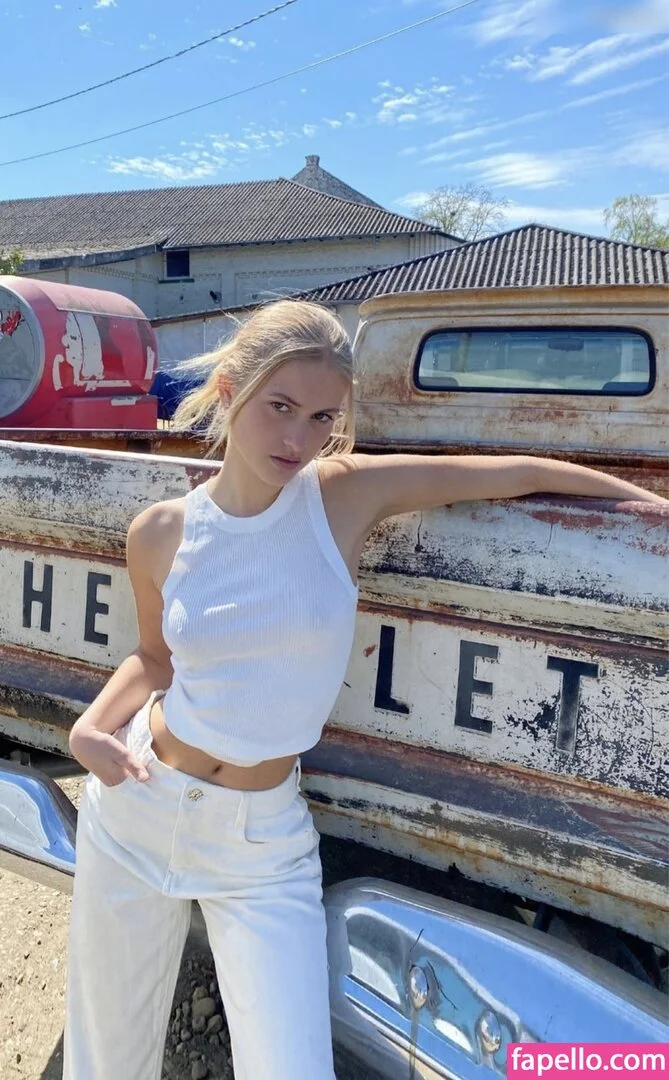 Zoe Kaeppele Onlyfans Photo Gallery 