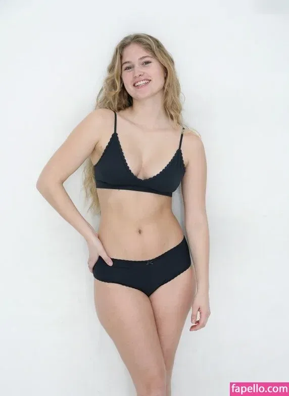 Zoe Kaeppele Onlyfans Photo Gallery 