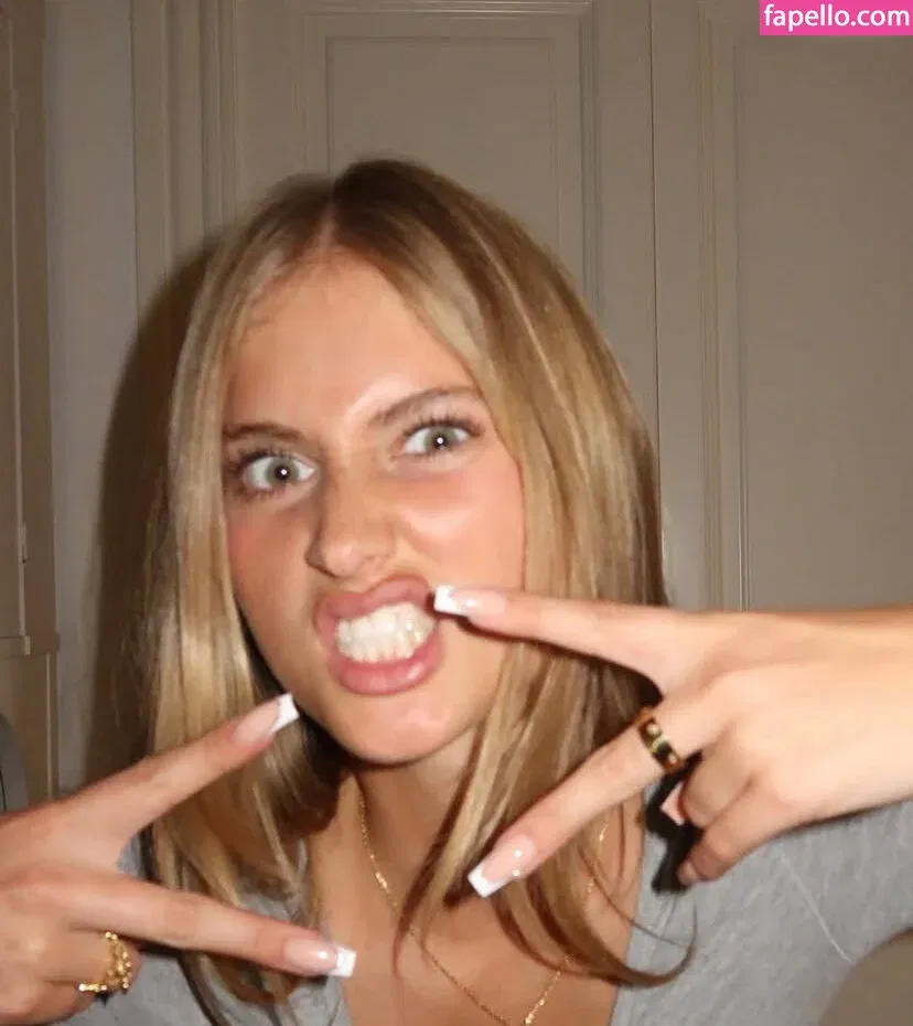 Zoe Kaeppele Onlyfans Photo Gallery 