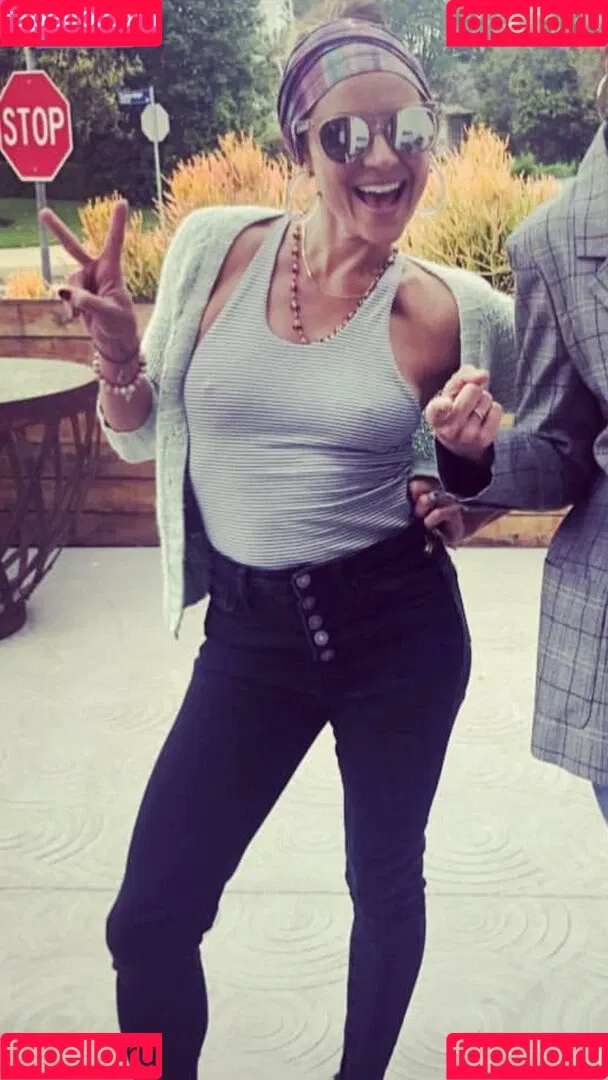 Christine Lakin Onlyfans Photo Gallery 