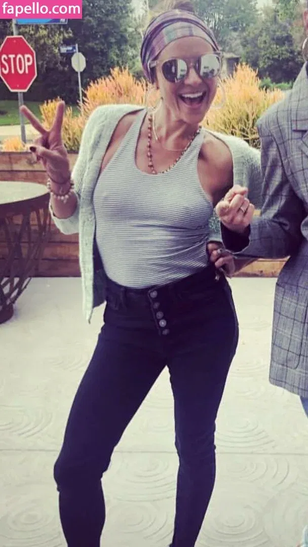 Christine Lakin Onlyfans Photo Gallery 