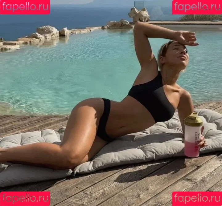 Vicky Justiz Onlyfans Photo Gallery 