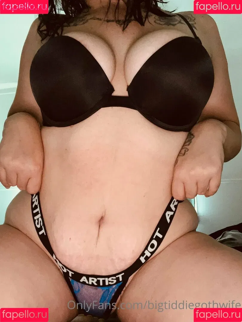 bigtiddiegothwife Onlyfans Photo Gallery 