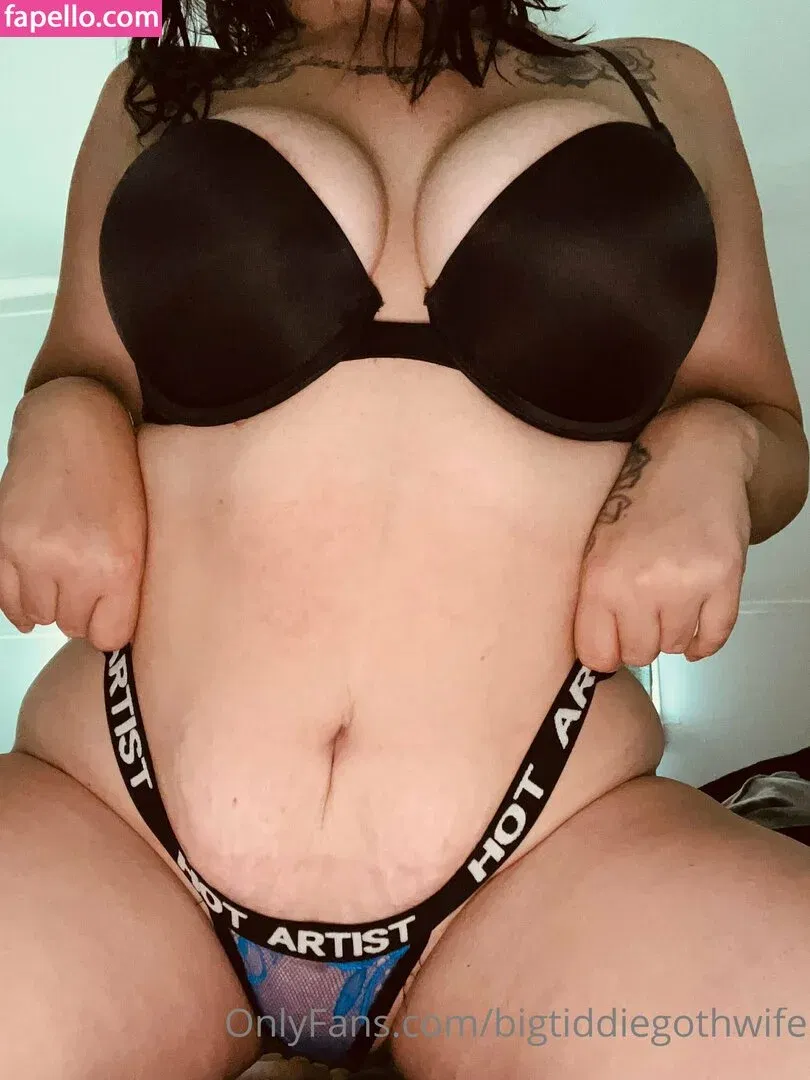 bigtiddiegothwife Onlyfans Photo Gallery 