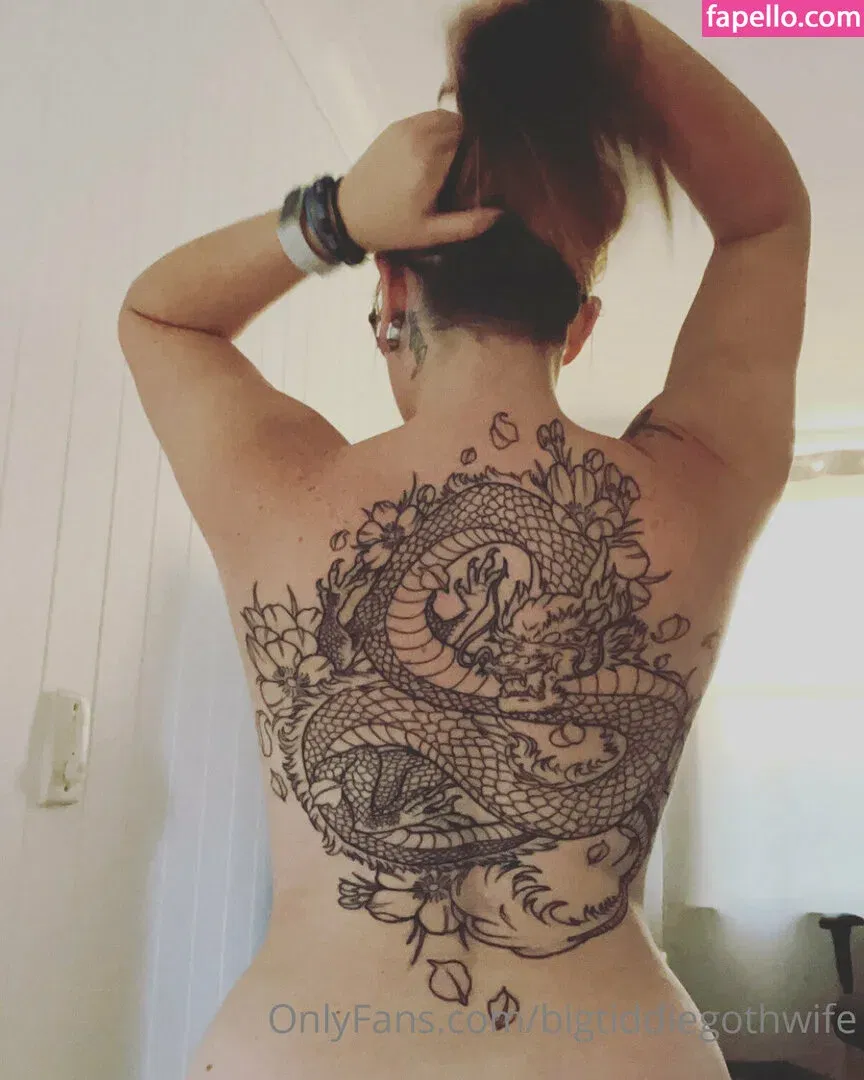 bigtiddiegothwife Onlyfans Photo Gallery 