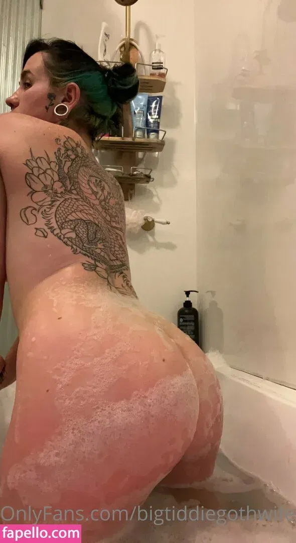 bigtiddiegothwife Onlyfans Photo Gallery 