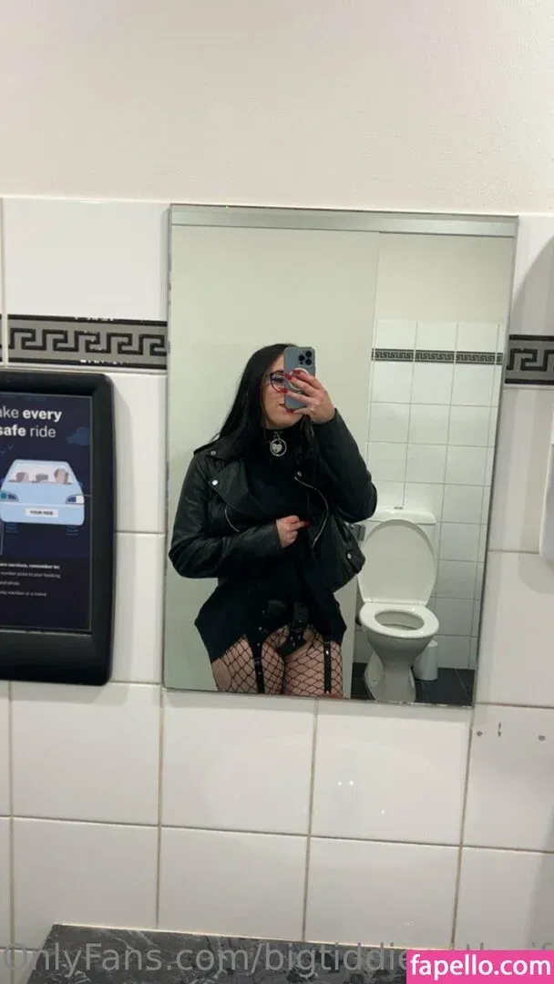 bigtiddiegothwife Onlyfans Photo Gallery 