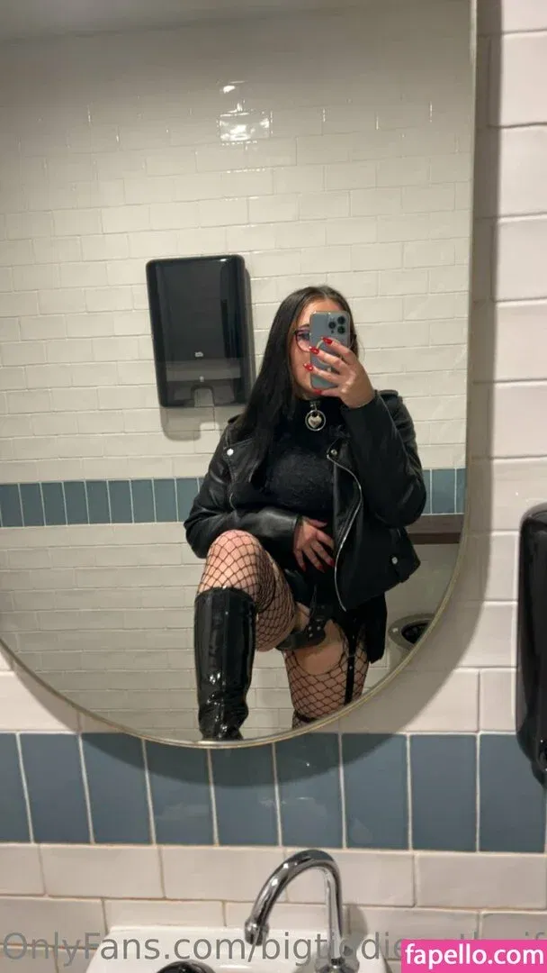 bigtiddiegothwife Onlyfans Photo Gallery 