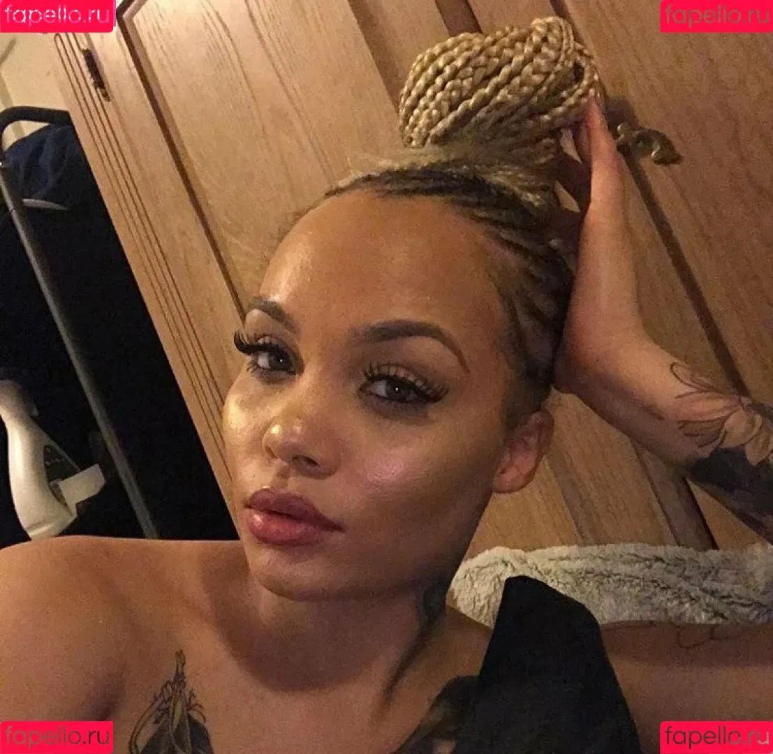 SaraGold Onlyfans Photo Gallery 