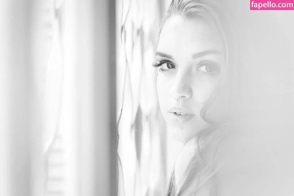 n4ubae Onlyfans Photo Gallery 