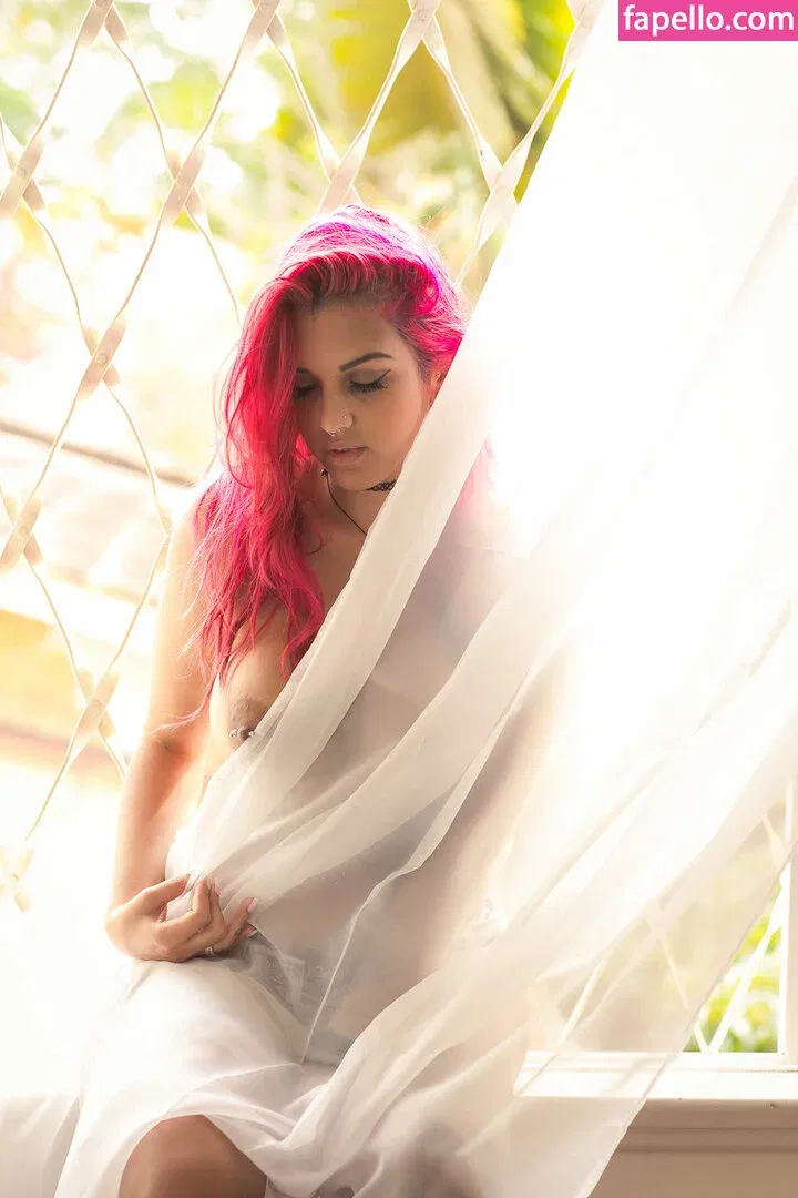 n4ubae Onlyfans Photo Gallery 