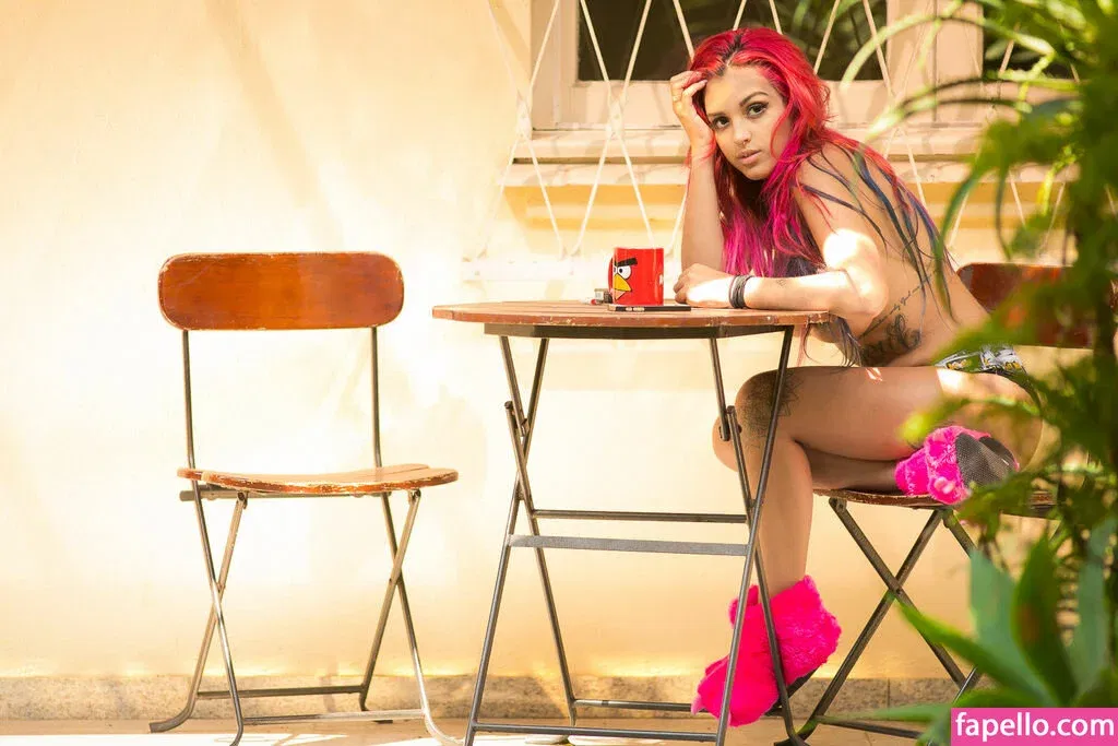 n4ubae Onlyfans Photo Gallery 