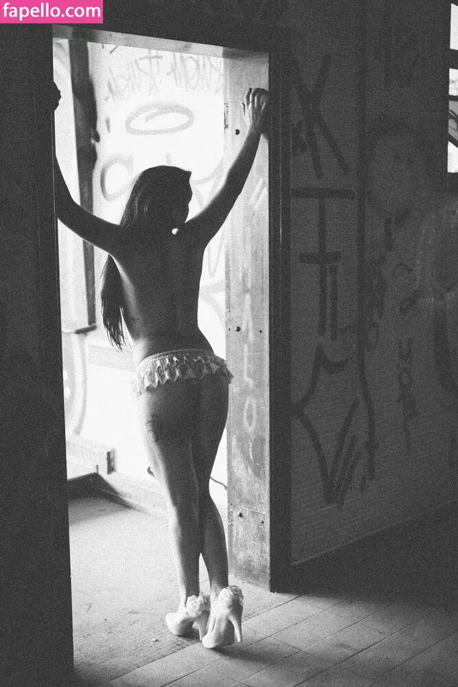 n4ubae Onlyfans Photo Gallery 