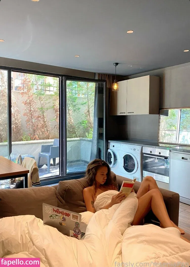 YeseniaPan Onlyfans Photo Gallery 