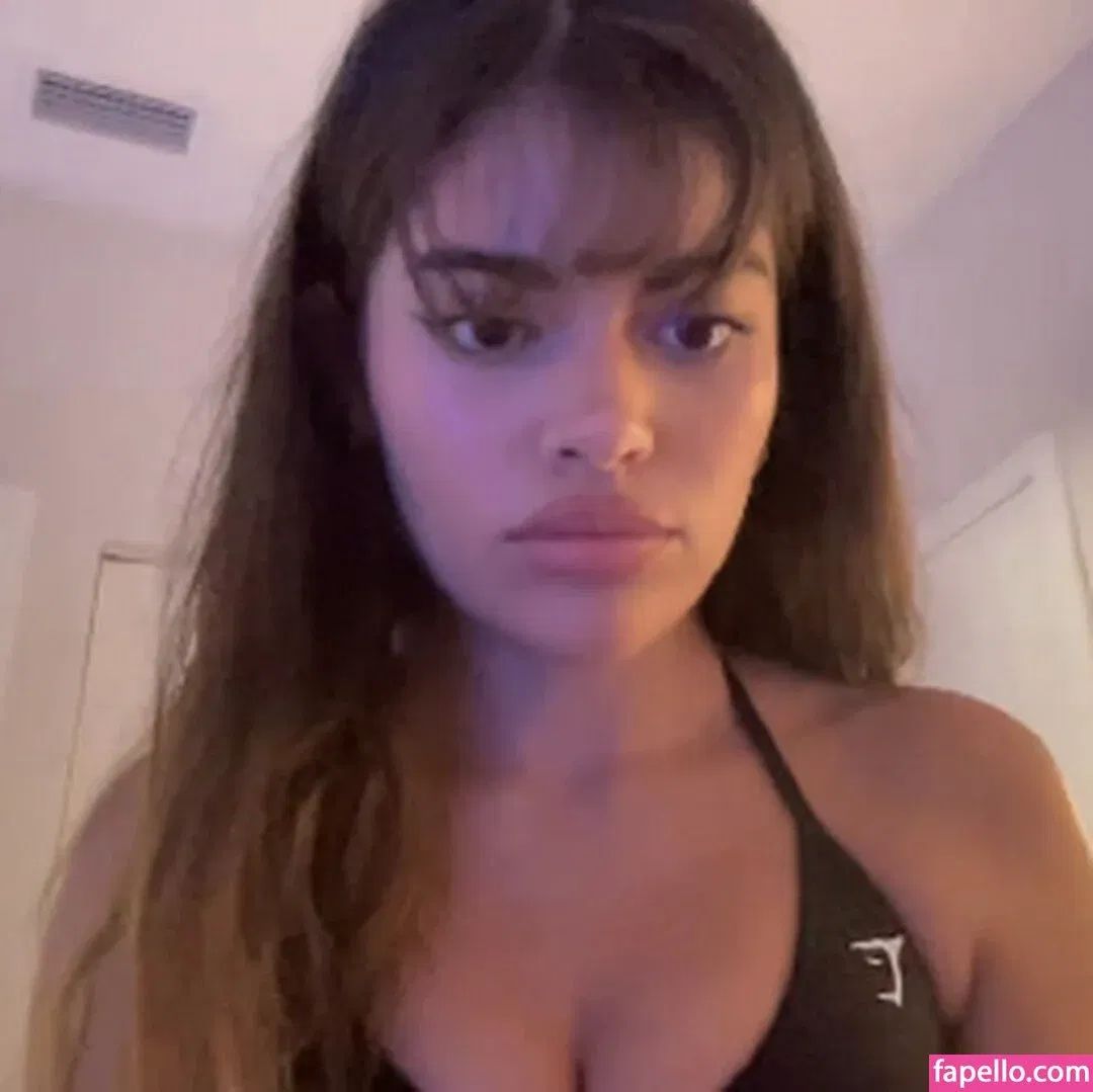 poutyselenaa Onlyfans Photo Gallery 