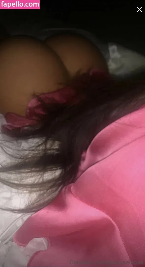 poutyselenaa Onlyfans Photo Gallery 