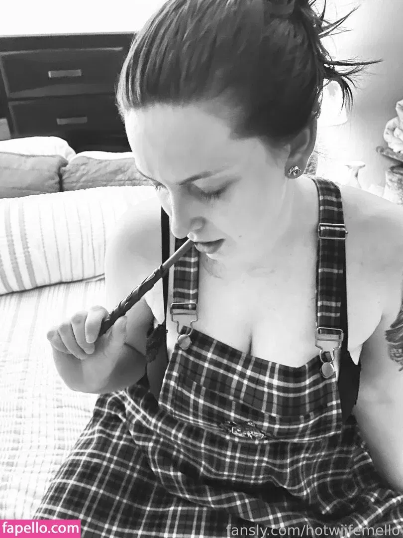 hotwiifemello Onlyfans Photo Gallery 