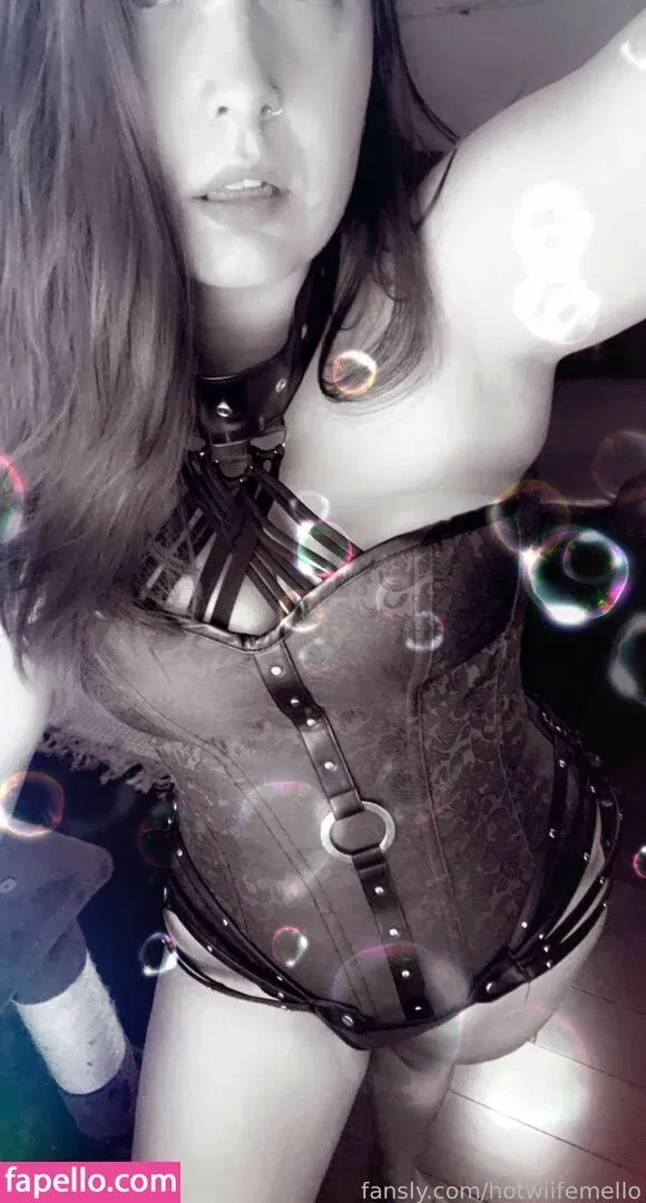 hotwiifemello Onlyfans Photo Gallery 
