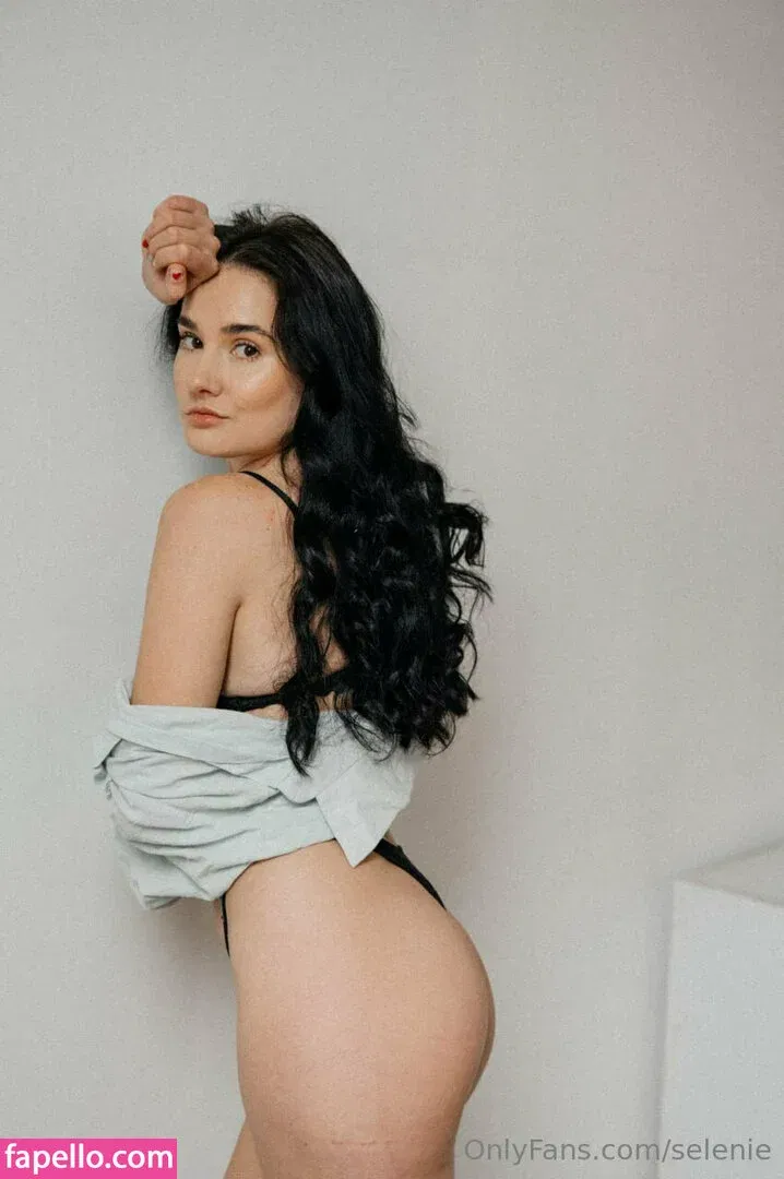 selenie Onlyfans Photo Gallery 