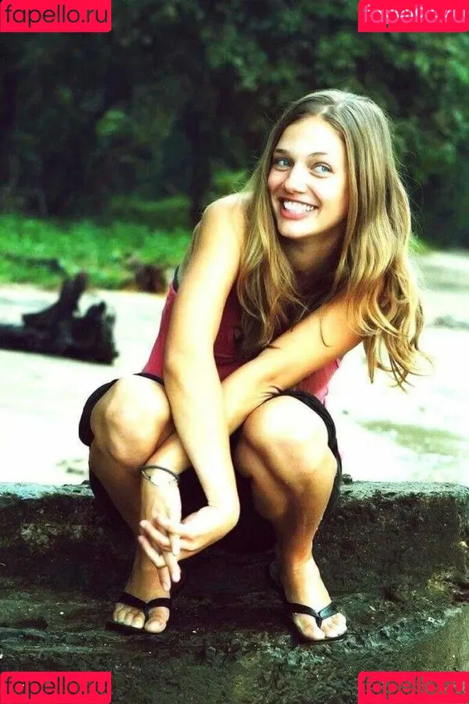 Tracy Spiridakos Onlyfans Photo Gallery 