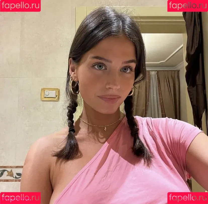 Stephanie Mandich Onlyfans Photo Gallery 