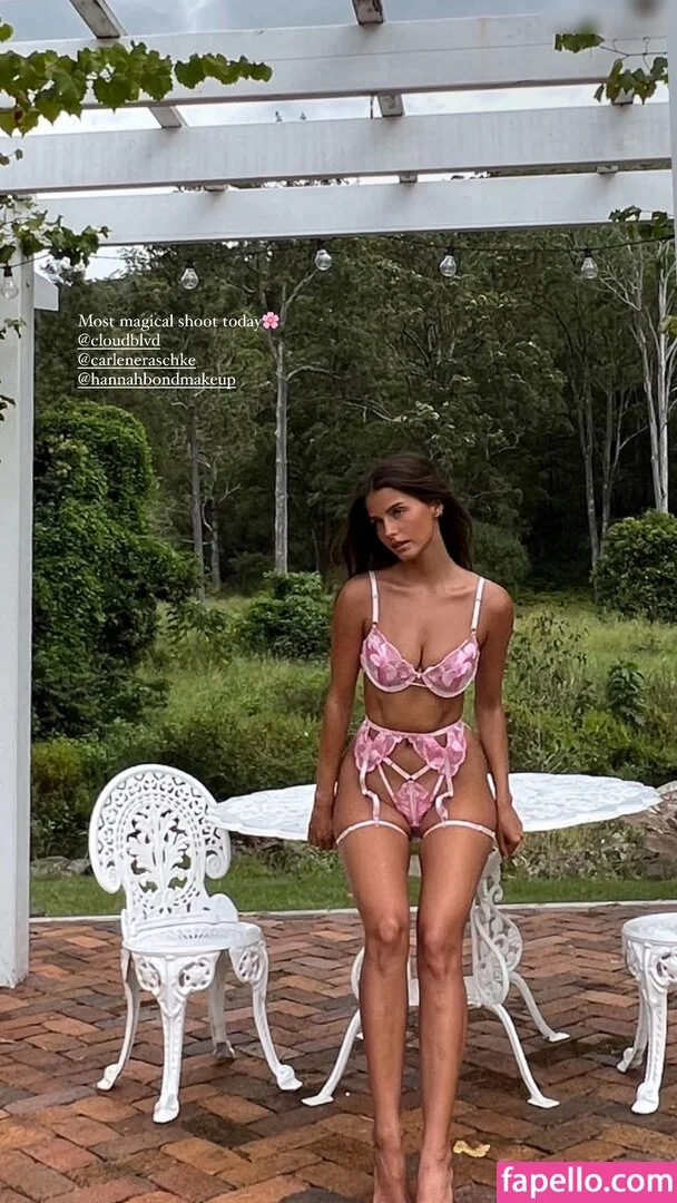 Stephanie Mandich Onlyfans Photo Gallery 