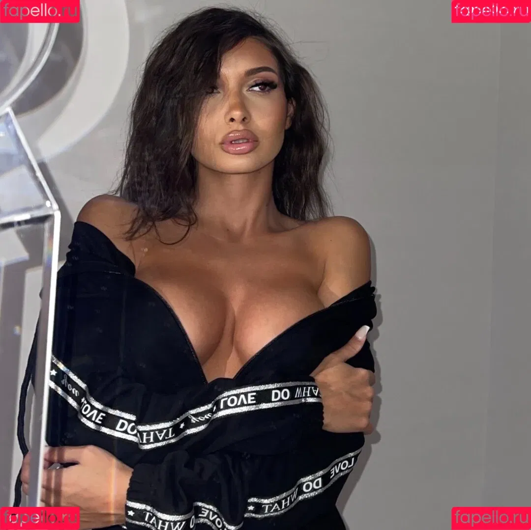 Adriannalinnaa Onlyfans Photo Gallery 