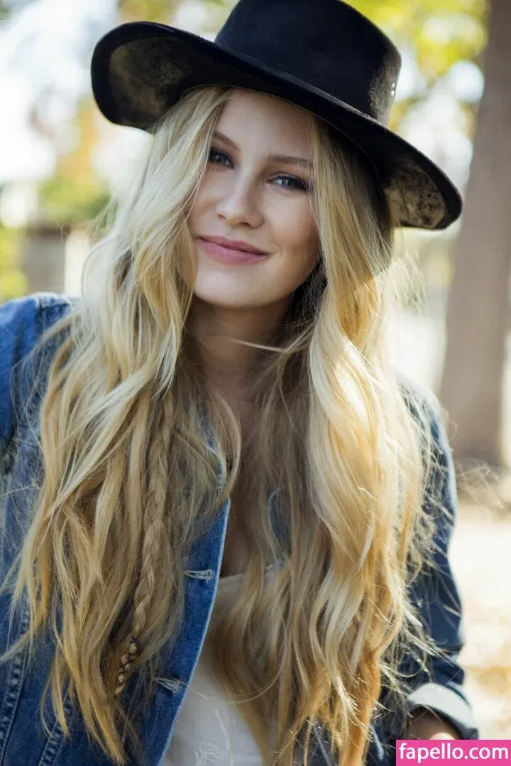 Danika Yarosh Onlyfans Photo Gallery 