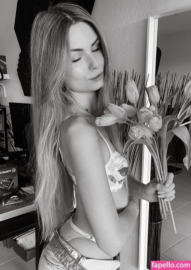 Kira Karambole Onlyfans Photo Gallery 