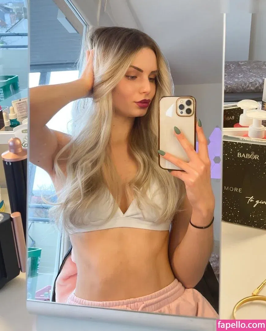 Kira Karambole Onlyfans Photo Gallery 