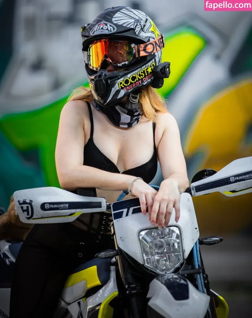 Biker_qu33n Onlyfans Photo Gallery 