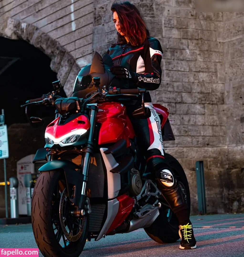 Biker_qu33n Onlyfans Photo Gallery 