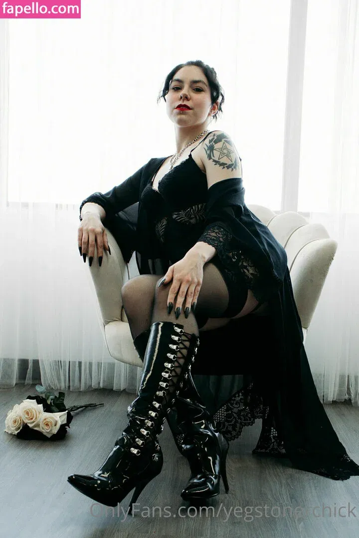 yegstonerchick Onlyfans Photo Gallery 