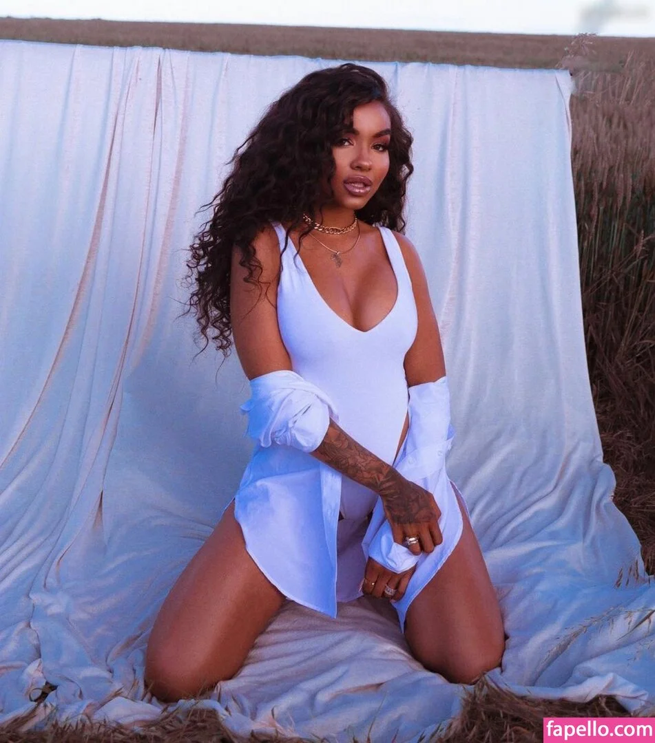 Alicia Awa Onlyfans Photo Gallery 