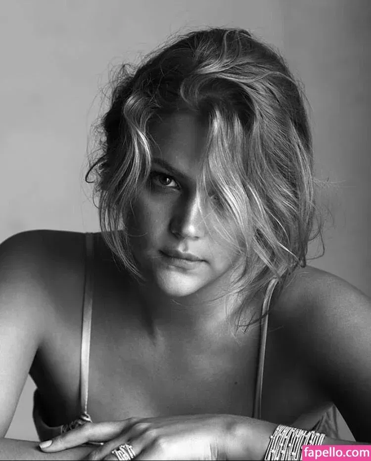 Esti Ginzburg Onlyfans Photo Gallery 