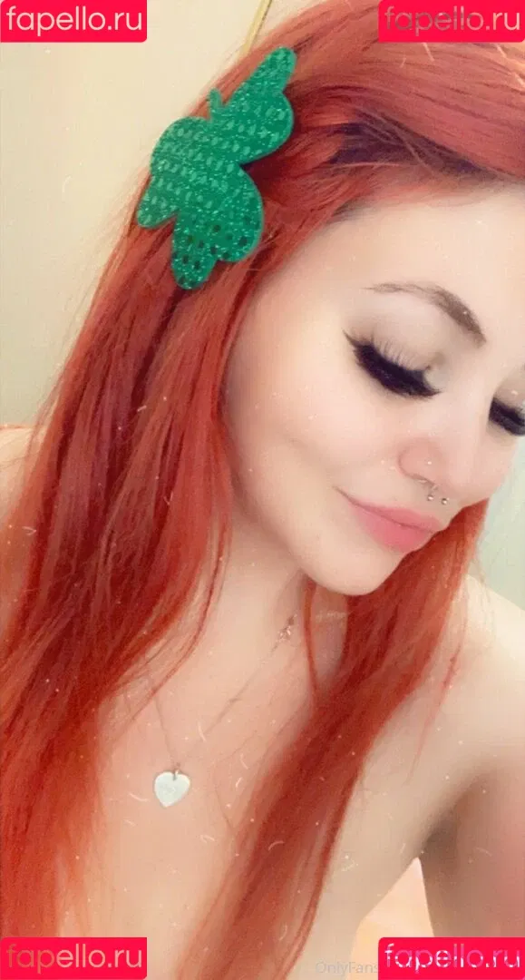 littleredivyfree Onlyfans Photo Gallery 