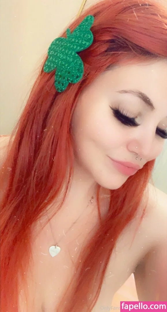 littleredivyfree Onlyfans Photo Gallery 