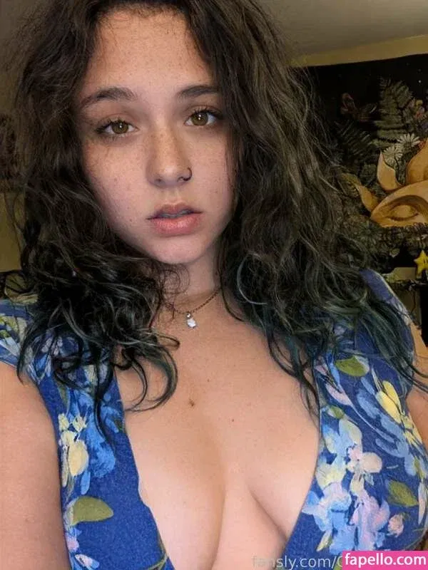 Tinklebell Pees Onlyfans Photo Gallery 