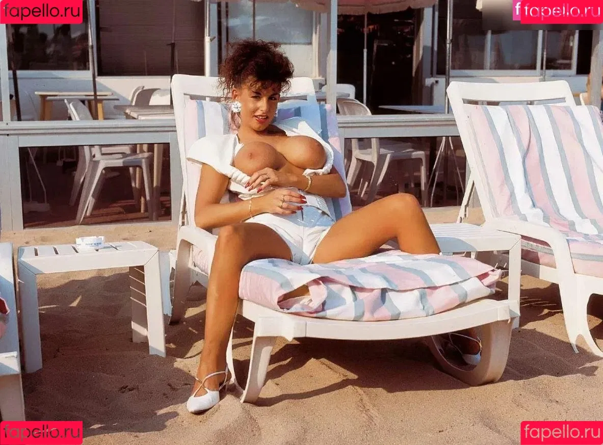 Sarah Young Onlyfans Photo Gallery 