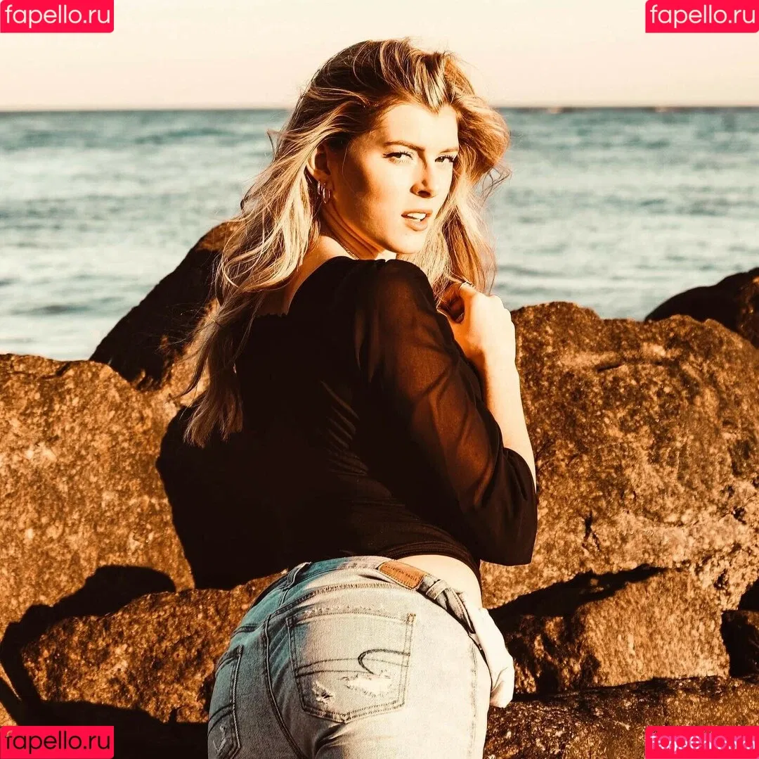 Bella White Onlyfans Photo Gallery 